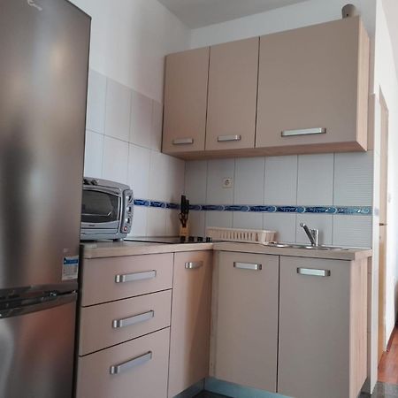 Sreca Apartment Near Beach With Bbq 비빈제 객실 사진