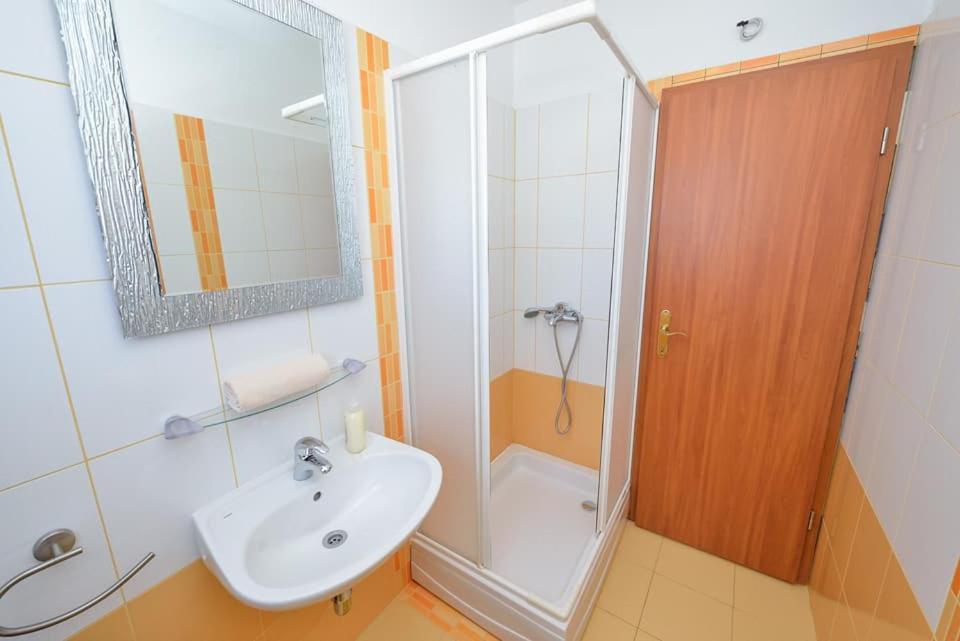 Sreca Apartment Near Beach With Bbq 비빈제 외부 사진