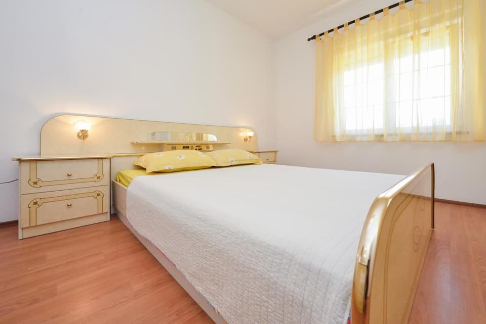 Sreca Apartment Near Beach With Bbq 비빈제 외부 사진