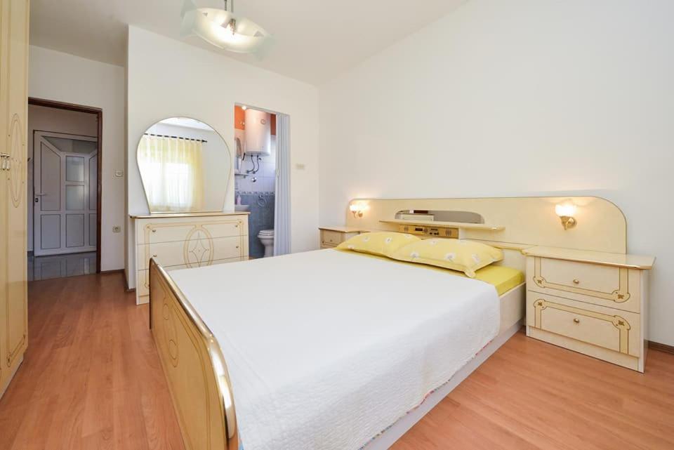 Sreca Apartment Near Beach With Bbq 비빈제 외부 사진