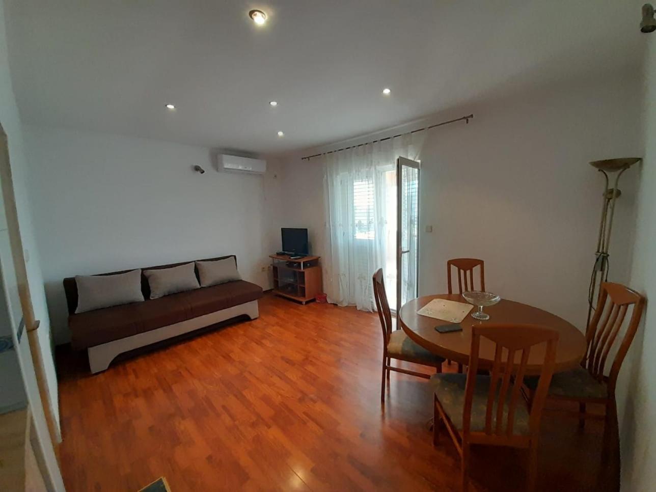 Sreca Apartment Near Beach With Bbq 비빈제 객실 사진